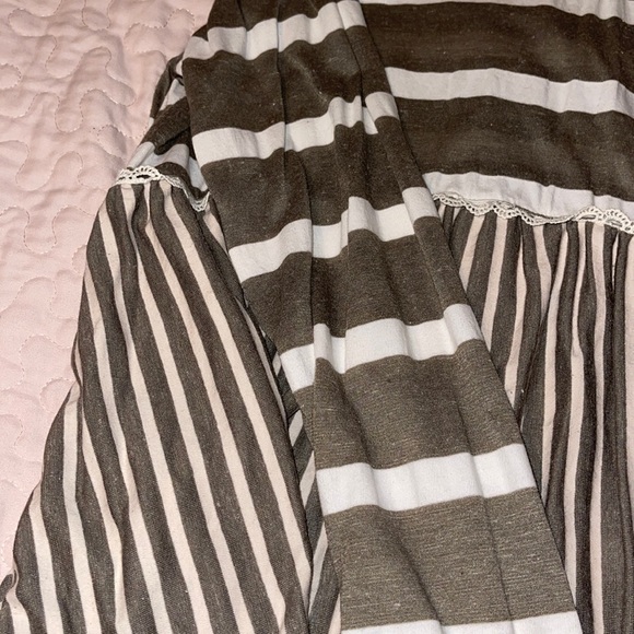 Gray & White Stripe Long Sleeve Shirt Size M - Picture 2 of 4